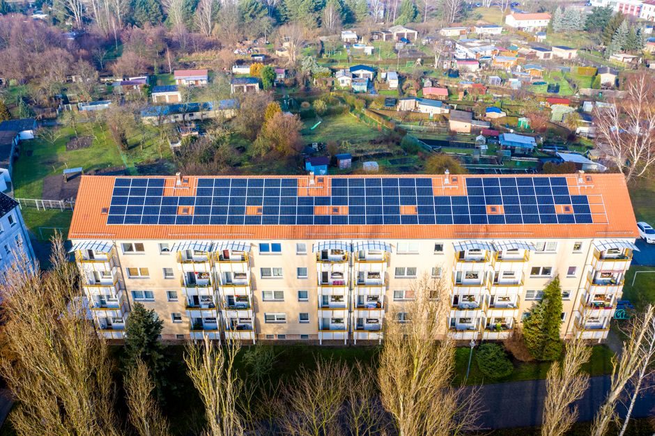 Балконна міні-СЕС у 2026: що дозволено, безпечно і вигідно - стаття SolarProm